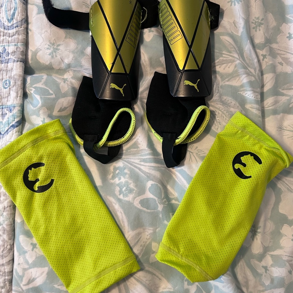 Puma Neon Yellow and Black Shin Guards with Covers xs toddler